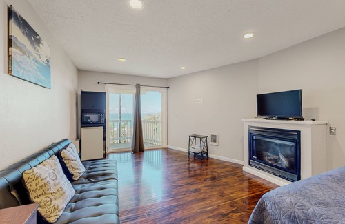 Lincoln City Apartment | Upper-Level Studio, WiFi, Close to Beach Access - Dogs Welcome