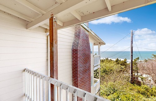 Lincoln City Apartment | Upper-Level Studio, WiFi, Close to Beach Access - Dogs Welcome