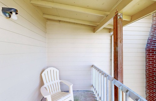 Lincoln City Apartment | Upper-Level Studio, WiFi, Close to Beach Access - Dogs Welcome