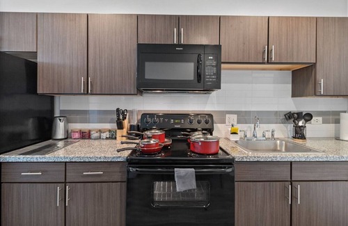 Corryville Apartment | Upscale 2 Bed Suite — Mins to Downtown Cincinnati!