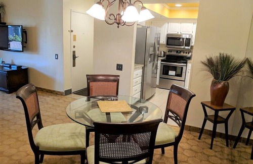 Downtown Palm Springs Condo | Upscale 2Bed/2Bath Condo at Prime Location w/Kitchen Laundry, WiFi, Security.