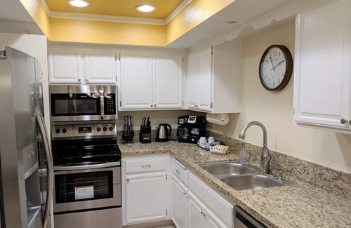 Downtown Palm Springs Condo | Upscale 2Bed/2Bath Condo at Prime Location w/Kitchen Laundry, WiFi, Security.