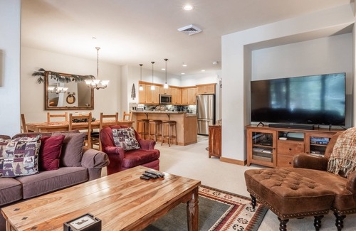 Woodwinds House | Upscale 4 Bed, 3 Bath at the Woodwinds with Mountain Views, Private Hot Tub, and Garage sleeps 10