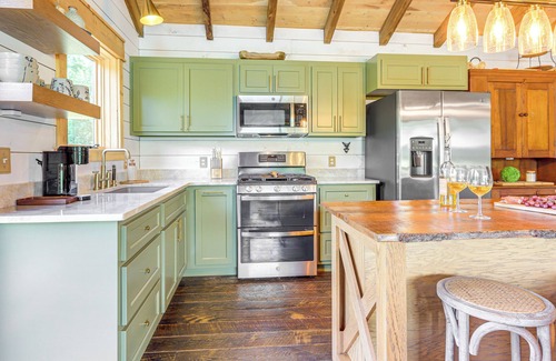 Thomaston Cabin | Upscale Cabin Comfort in Thomaston w/2 Decks!