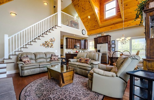 Beech Mountain Cabin | Upscale Cabin With Views & Near Skiing
