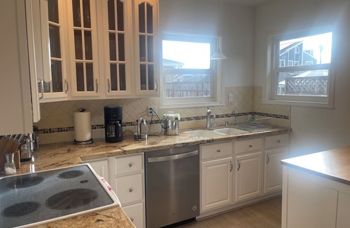 Half Moon Bay House | Upscale cottage: First block from the beach