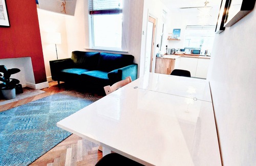 Liverpool Apartment | Upscale Family Home, Beautiful Setting