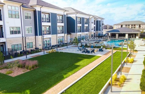 Midland Apartment | Upscale MODERN 1BD 1BATH w/KING size bed, sofa couch, full kitchen &AMENITIES!