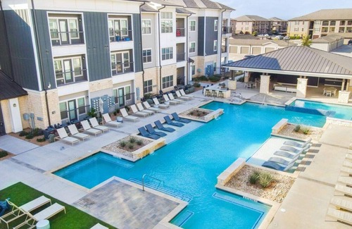 Midland Apartment | Upscale MODERN 1BD 1BATH w/KING size bed, sofa couch, full kitchen &AMENITIES!