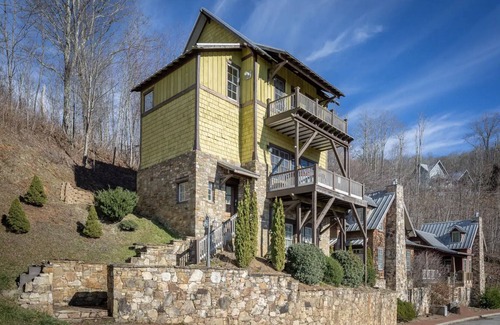 Wolf Laurel Ski Chalet | Upscale mountain retreat w/hot tub and WOW VIEWS!