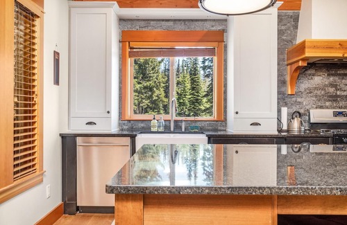 Silver Star Mountain House | Upscale Ski In/Out Duplex on The Ridge with Garage, Private Hot Tub, laundry