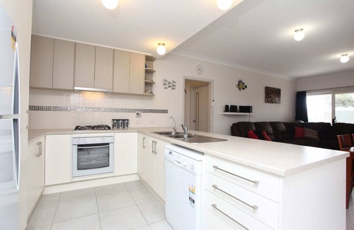 Hayborough Apartment | Upstairs 13 Elliot Avenue Hayborough