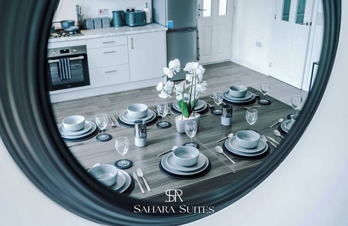 Cradley House | Upto 20%OFF | Stylish 4BR Home | Sleep 8 | Parking