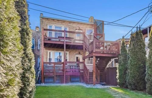 Edgewater Beach Apartment | Uptown Bright & Modern Apt - Steps to Lake, Train, Amazing Food & Free Parking