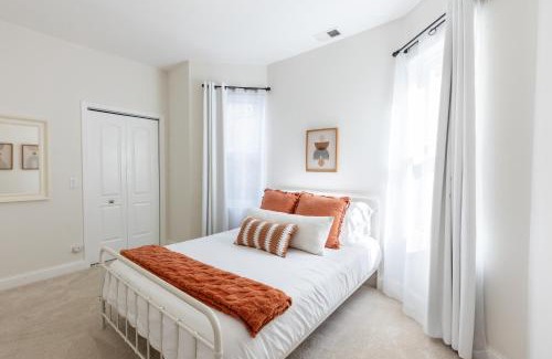 Edgewater Beach Apartment | Uptown Bright & Modern Apt - Steps to Lake, Train, Amazing Food & Free Parking