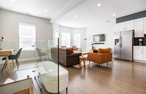 Edgewater Beach Apartment | Uptown Bright & Modern Apt - Steps to Lake, Train, Amazing Food & Free Parking