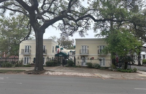 Touro Condo | Uptown Garden District Apartment on St Charles-2 bedroom/2 bath