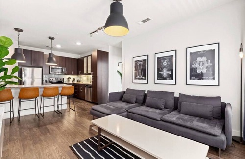 Bouldin Apartment | Urban apt 2BR Downtown Lake · Pool Gym · Garage