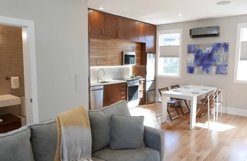 Bloomingdale Apartment | Urban Carriage House Retreat - Modern & Bright w Parking!