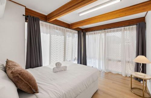 Robertson House | Urban Comfort Cozy and Convenient with a Shared Pool