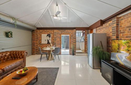 Robertson House | Urban Comfort Cozy and Convenient with a Shared Pool