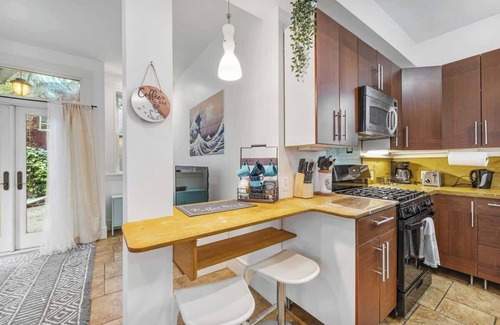 Central Berkeley Apartment | #Urban Elegance 3BR With Parking, Near UC, BART & Downtown
