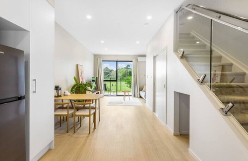 Otahuhu Apartment | Urban Glow Townhouse with parking