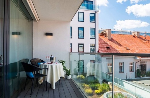 Karlin Apartment | Urban Hideway - Bright apartment in Trendy Karlin