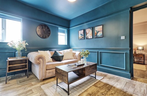 Southend-on-Sea Apartment | Urban Lux - Modern One-Bedroom Flat Sleeps 4 in Southend-On-Sea - Southend Stays