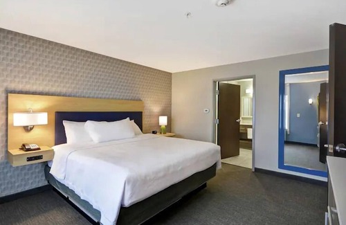 Alpine Center Hotel | Urban Oasis: 2 Pet-friendly Accommodation in Michigan. Onsite Pool, Breakfast!