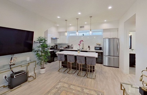 North Hollywood House | URBAN OASIS: 2BR NOHO HOME BUILT 2023 w/LARGE WALK-IN CLOSET & FENCED PATIO p68