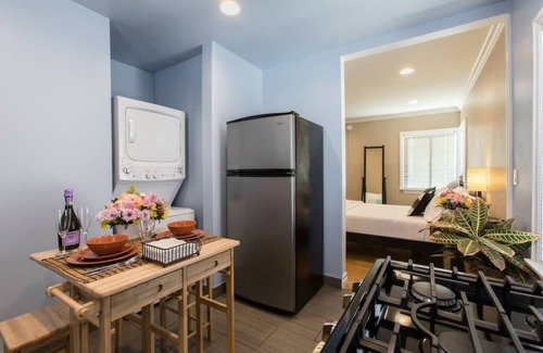 Burbank Apartment | Urban Refuge - Opulent Retreat with Full Gourmet Kitchen & Washer/Dryer Inside