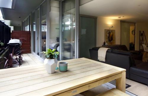 Port Melbourne Apartment | Urban Sea Drift