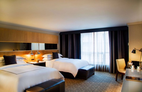 Midtown Toronto Hotel | Urban Sophistication: Spacious Rooms, Close to Arts Scene and Attractions