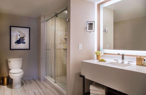 Midtown Toronto Hotel | Urban Sophistication: Spacious Rooms, Close to Arts Scene and Attractions