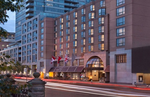 Midtown Toronto Hotel | Urban Sophistication: Spacious Rooms, Close to Arts Scene and Attractions