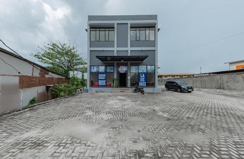 Sampit Hotel | Urbanview Hotel La De Grizz Syariah Sampit by RedDoorz