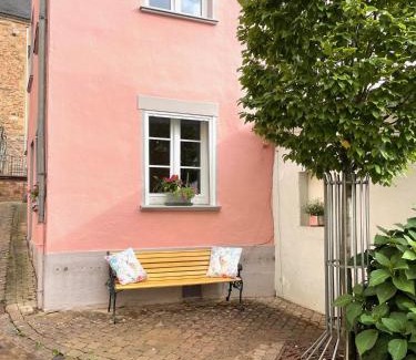 Saarburg House | Uriges Ferienhaus in der Altstadt von Saarburg mit Sauna, Kinderspielecke, 1000Mbit Wlan, 1 Minute vom Wasserfall entfernt