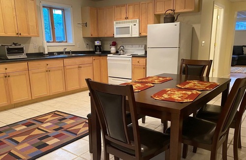 Duxbury House | Walking distance to all the pubs and restaurants Waterbury offers!