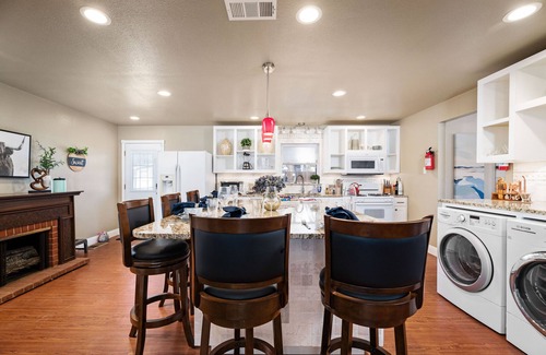 Central Arlington House | USFL! Hot Tub, Pool Table, Fire Pits, King beds, BBQ Fun! 🐾🏡