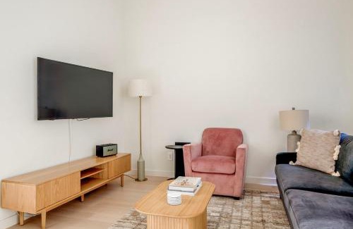 Lincoln Square Apartment | UWS 2br w elevator in-unit wd nr central park NYC-1301