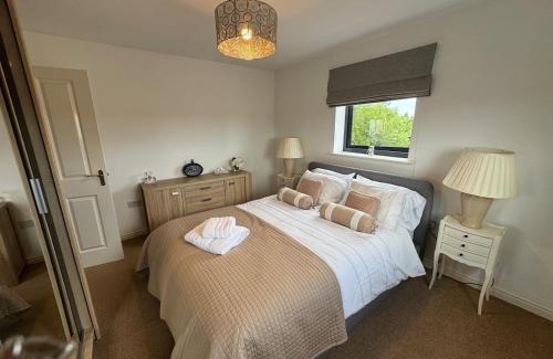 Uxbridge North Apartment | Uxbridge-Modern 2 bed Apt with Lift & Parking