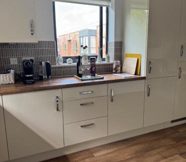 Uxbridge North Apartment | Uxbridge-Modern 2 bed Apt with Lift & Parking