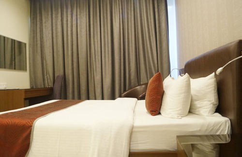 Iyyappanthangal Hotel | V7 Hotel