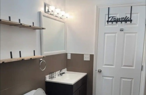 McGinley Square House | V8 Private room Contact host before booking!