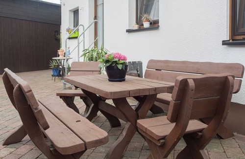 Groenebach Apartment | Vacation apartment with natural wood furniture and balcony