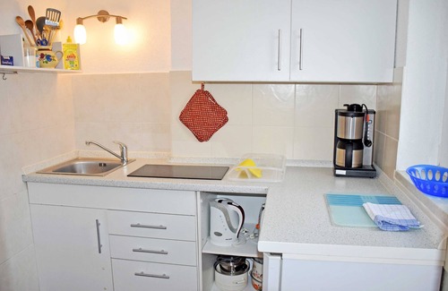 Hiddensee Apartment | Vacation apartment under thatched roof with terrace Luv - Ferienwohnungen unterm Reetdach