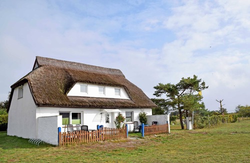 Hiddensee Apartment | Vacation apartment under thatched roof with terrace Luv - Ferienwohnungen unterm Reetdach