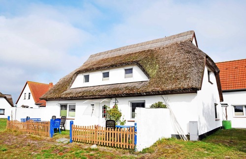 Hiddensee Apartment | Vacation apartment under thatched roof with terrace Luv - Ferienwohnungen unterm Reetdach