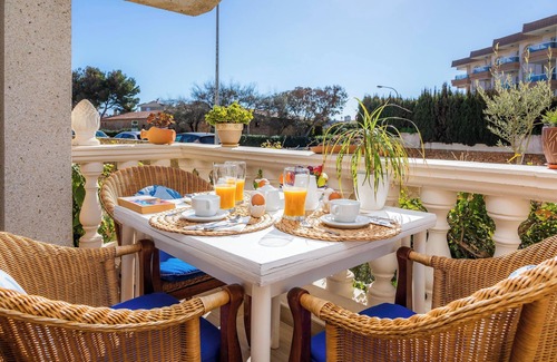 Es Pelats House | Vacation Home "Can Nogueras" with Wi-Fi, Balcony, Terrace, Shared Pool and Garden